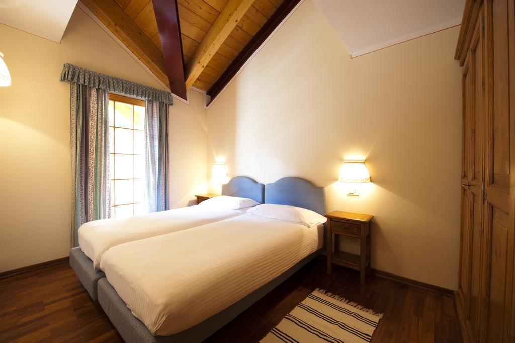 Holidays Dolomiti Apartment Resort Карисоло Стая снимка