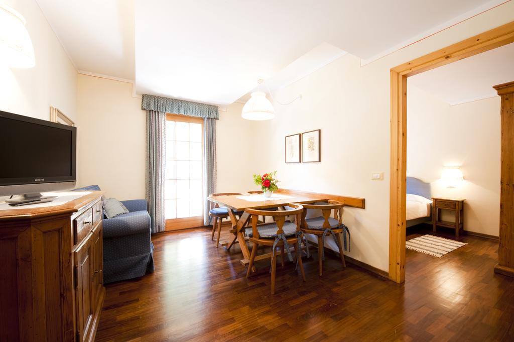 Holidays Dolomiti Apartment Resort Карисоло Стая снимка