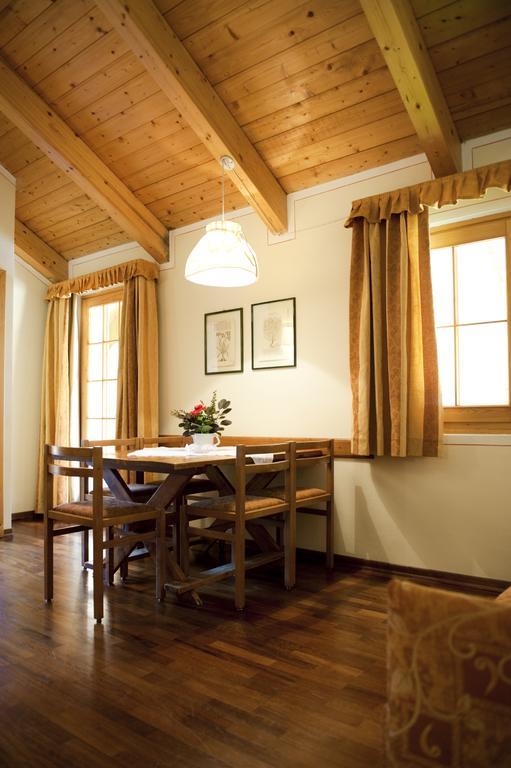 Holidays Dolomiti Apartment Resort Карисоло Стая снимка